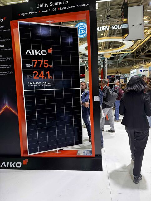 Modernes PV-Modul von Aiko: Modulwirkungsgrad 24.1%, Nennleistung 775 Wp, Masse: 2465 x 1303 x 33 mm, Gewicht ca. 33 kg.